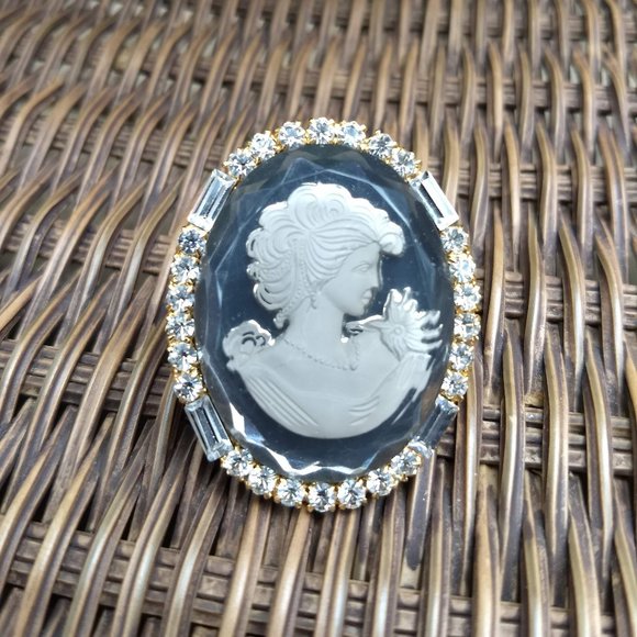 3/$25 vintage 80s cameo rhinestone scarf clip NWOT - Picture 1 of 5